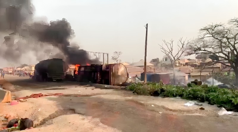 Setidaknya 70 orang tewas dan banyak orang terluka di Nigeria pada Sabtu (18/1) ketika sebuah truk tangki terbalik dan menumpahkan bensin yang kemudian meledak. Setidaknya 70 orang tewas dan banyak orang terluka di Nigeria pada Sabtu (18/1) ketika sebuah truk tangki terbalik dan menumpahkan bensin yang kemudian meledak. (Tangkapan Layar Video Reuters/)