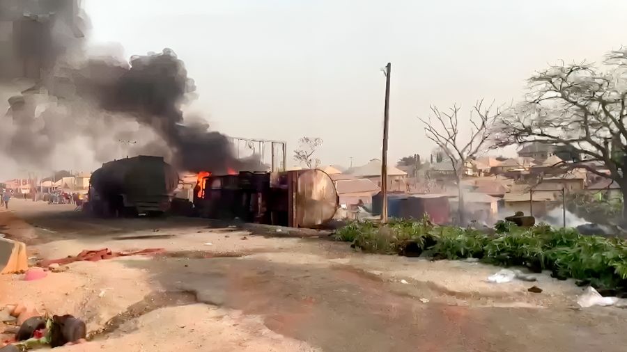 Setidaknya 70 orang tewas dan banyak orang terluka di Nigeria pada Sabtu (18/1) ketika sebuah truk tangki terbalik dan menumpahkan bensin yang kemudian meledak. (Tangkapan Layar Video Reuters/)