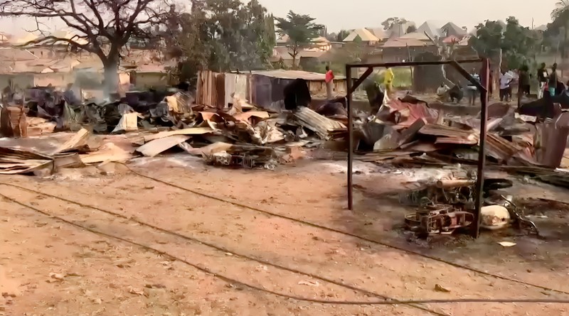 Setidaknya 70 orang tewas dan banyak orang terluka di Nigeria pada Sabtu (18/1) ketika sebuah truk tangki terbalik dan menumpahkan bensin yang kemudian meledak. (Tangkapan Layar Video Reuters/)