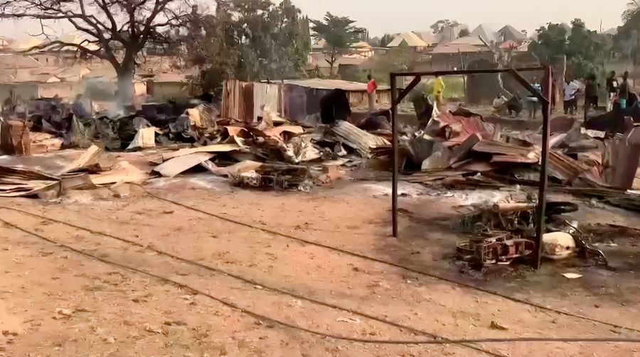 Setidaknya 70 orang tewas dan banyak orang terluka di Nigeria pada Sabtu (18/1) ketika sebuah truk tangki terbalik dan menumpahkan bensin yang kemudian meledak. (Tangkapan Layar Video Reuters/)