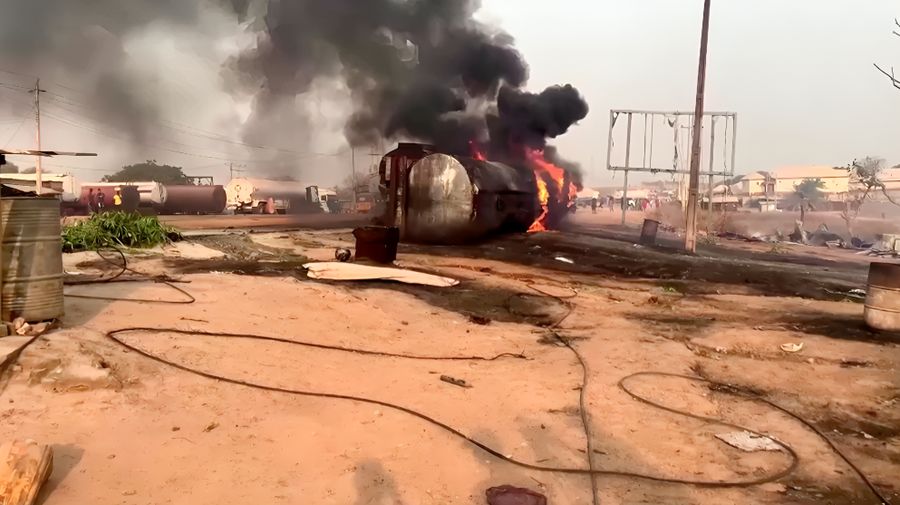 Setidaknya 70 orang tewas dan banyak orang terluka di Nigeria pada Sabtu (18/1) ketika sebuah truk tangki terbalik dan menumpahkan bensin yang kemudian meledak. (Tangkapan Layar Video Reuters/)
