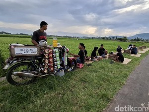 Nikmatnya Ngopi di Tepi Sawah Ditemani View Bukit di Musi Rawas