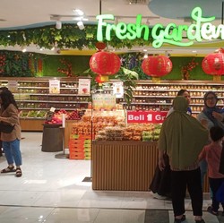 Pengunjung Mal Kokas Belanja Buah & Sayur Segar Murah di Transmart