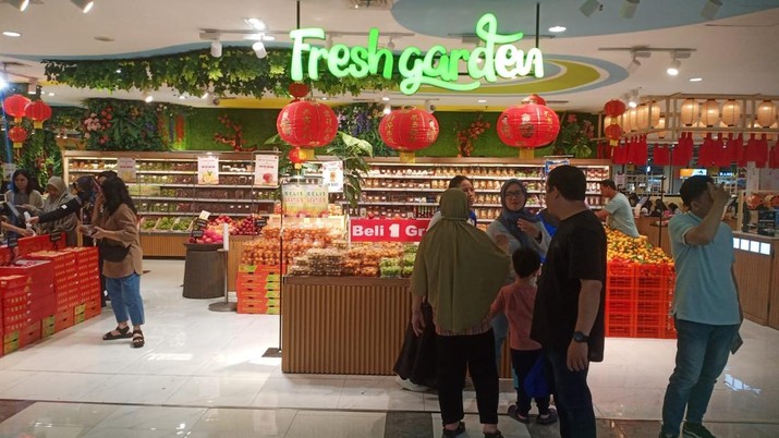 Pengunjung Transmart Full Day Sale di Transmart Kota Kasablanka memilih belanja sayur dan buah-buahan, Minggu (19/1/2025).