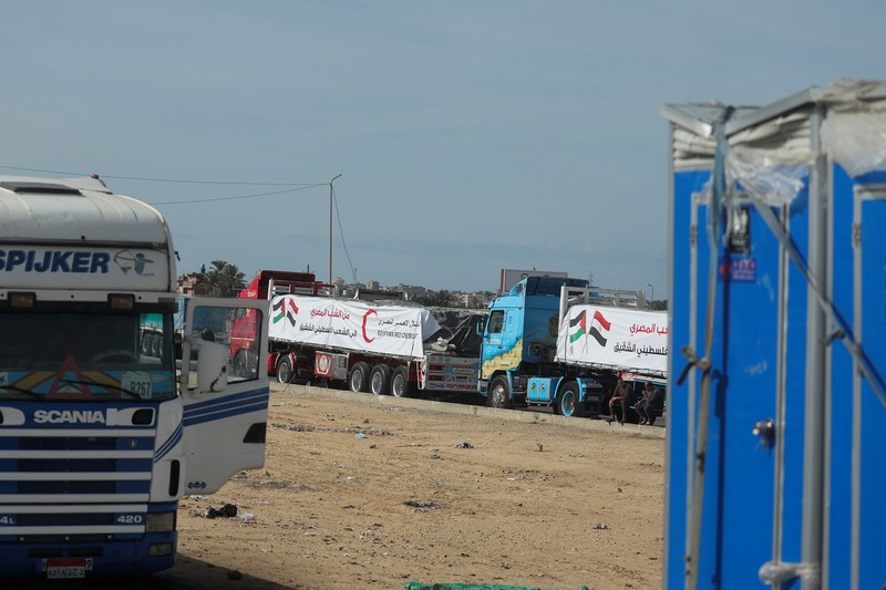 Truk-truk bantuan mulai tiba di perbatasan Mesir pada Minggu (19/1/2025), menuju persimpangan Kerem Shalom yang dikuasai Israel sebelum memasuki Jalur Gaza. (Tangkapan Layar Video Reuters/)