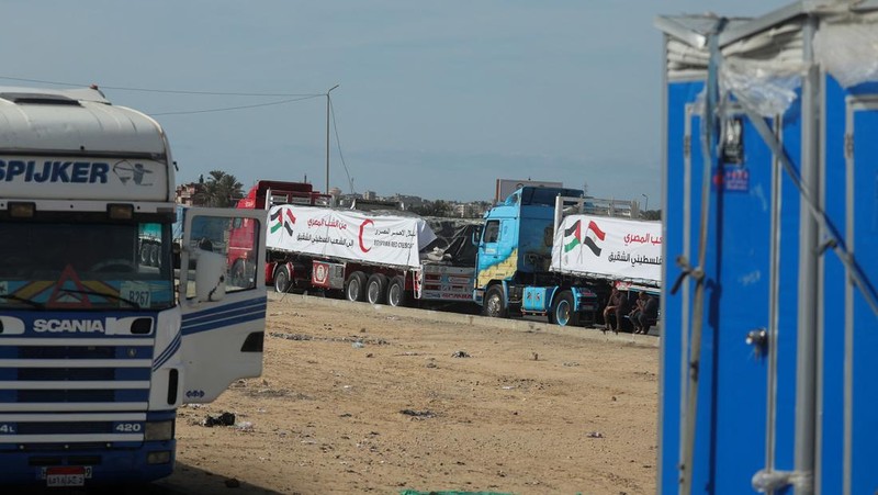 Truk-truk bantuan mulai tiba di perbatasan Mesir pada Minggu (19/1/2025), menuju persimpangan Kerem Shalom yang dikuasai Israel sebelum memasuki Jalur Gaza. (Tangkapan Layar Video Reuters/)