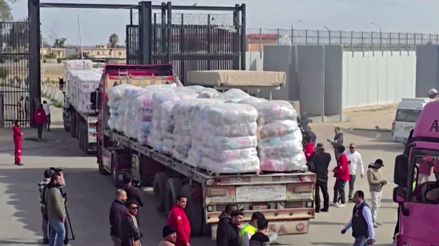 Truk-truk bantuan mulai tiba di perbatasan Mesir pada Minggu (19/1/2025), menuju persimpangan Kerem Shalom yang dikuasai Israel sebelum memasuki Jalur Gaza. (Tangkapan Layar Video Reuters/)