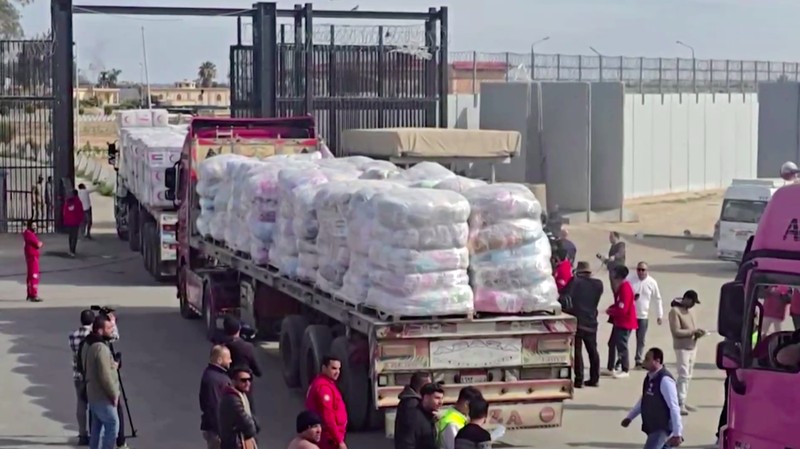 Truk-truk bantuan mulai tiba di perbatasan Mesir pada Minggu (19/1/2025), menuju persimpangan Kerem Shalom yang dikuasai Israel sebelum memasuki Jalur Gaza. (Tangkapan Layar Video Reuters/)