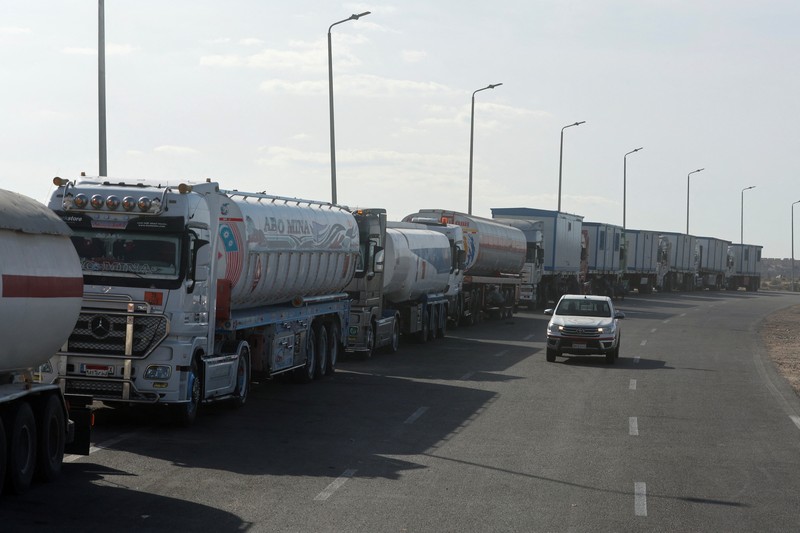 Truk-truk bantuan mulai tiba di perbatasan Mesir pada Minggu (19/1/2025), menuju persimpangan Kerem Shalom yang dikuasai Israel sebelum memasuki Jalur Gaza. (Tangkapan Layar Video Reuters/)