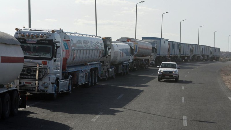 Truk-truk bantuan mulai tiba di perbatasan Mesir pada Minggu (19/1/2025), menuju persimpangan Kerem Shalom yang dikuasai Israel sebelum memasuki Jalur Gaza. (Tangkapan Layar Video Reuters/)