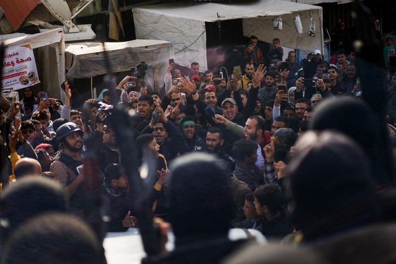 Militan Palestina merayakan meskipun ada penundaan gencatan senjata antara Israel dan Hamas mengenai daftar sandera, di Khan Younis di Jalur Gaza selatan, 19 Januari 2025. Militan Palestina merayakan meskipun ada penundaan gencatan senjata antara Israel dan Hamas mengenai daftar sandera, di Khan Younis di Jalur Gaza selatan, 19 Januari 2025. (REUTERS/Mohammed Salem)