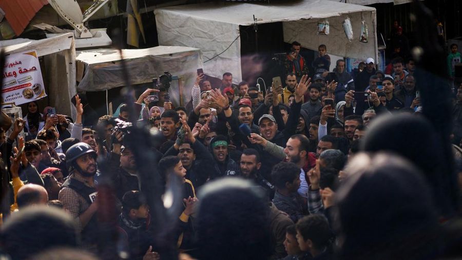 Militan Palestina merayakan meskipun ada penundaan gencatan senjata antara Israel dan Hamas mengenai daftar sandera, di Khan Younis di Jalur Gaza selatan, 19 Januari 2025. (REUTERS/Mohammed Salem)