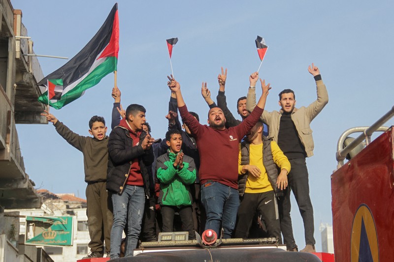 Militan Palestina merayakan meskipun ada penundaan gencatan senjata antara Israel dan Hamas mengenai daftar sandera, di Khan Younis di Jalur Gaza selatan, 19 Januari 2025. Militan Palestina merayakan meskipun ada penundaan gencatan senjata antara Israel dan Hamas mengenai daftar sandera, di Khan Younis di Jalur Gaza selatan, 19 Januari 2025. (REUTERS/Mohammed Salem)
