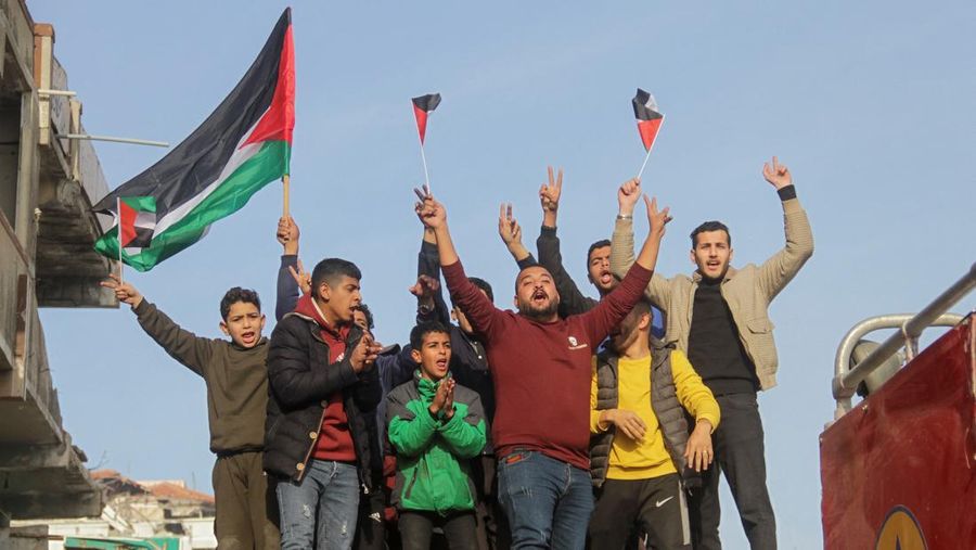 Warga Palestina merayakan meskipun ada penundaan gencatan senjata antara Israel dan Hamas terkait daftar sandera, di Kota Gaza, 19 Januari 2025. (REUTERS/Mahmoud Issa)