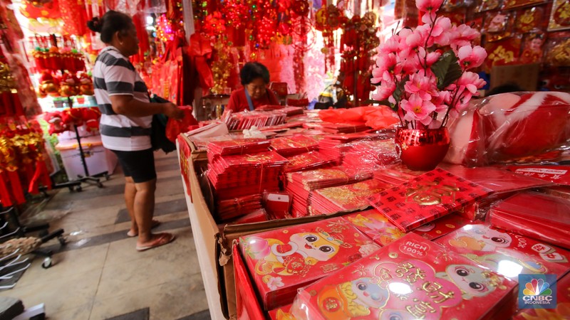 Calon pembeli melihat pernak pernik imlek yang dijual di kawasan Pecinan Glodok, Jakarta, Senin (20/1/2025). (CNBC Indonesia/Faisal Rahman)