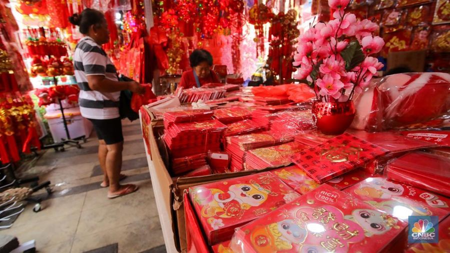 Calon pembeli melihat pernak pernik imlek yang dijual di kawasan Pecinan Glodok, Jakarta, Senin (20/1/2025). (CNBC Indonesia/Faisal Rahman)