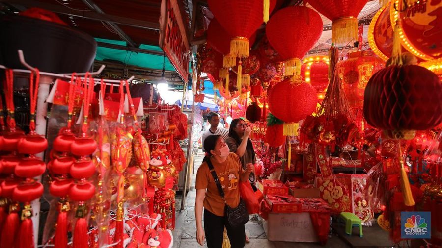 Calon pembeli melihat pernak pernik imlek yang dijual di kawasan Pecinan Glodok, Jakarta, Senin (20/1/2025). (CNBC Indonesia/Faisal Rahman)