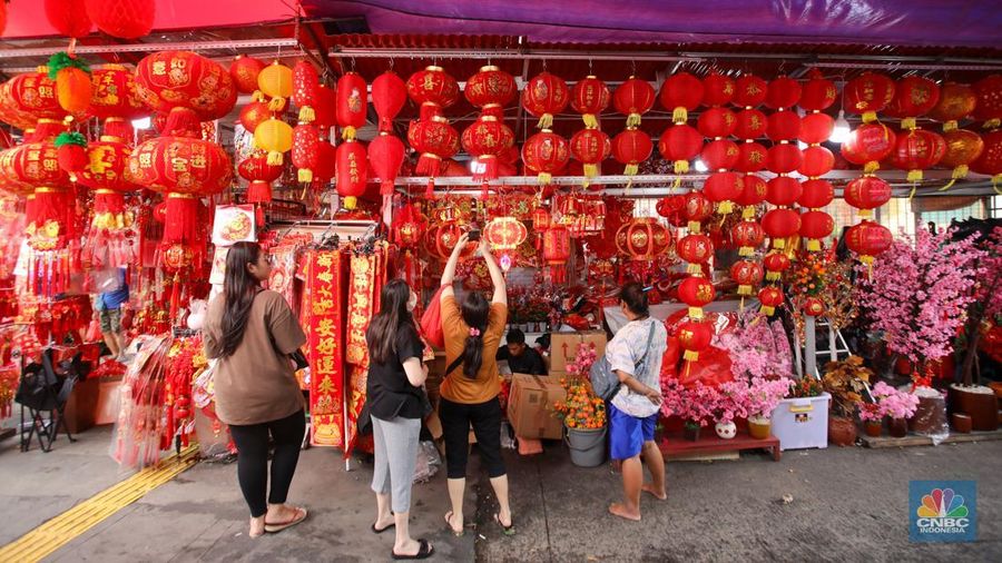 Calon pembeli melihat pernak pernik imlek yang dijual di kawasan Pecinan Glodok, Jakarta, Senin (20/1/2025). (CNBC Indonesia/Faisal Rahman)