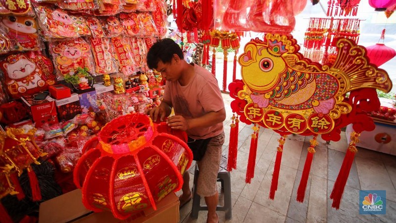 Calon pembeli melihat pernak pernik imlek yang dijual di kawasan Pecinan Glodok, Jakarta, Senin (20/1/2025). (CNBC Indonesia/Faisal Rahman)