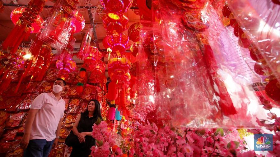 Calon pembeli melihat pernak pernik imlek yang dijual di kawasan Pecinan Glodok, Jakarta, Senin (20/1/2025). (CNBC Indonesia/Faisal Rahman)