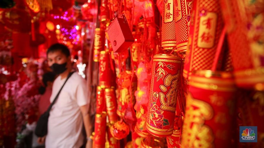 Calon pembeli melihat pernak pernik imlek yang dijual di kawasan Pecinan Glodok, Jakarta, Senin (20/1/2025). (CNBC Indonesia/Faisal Rahman)