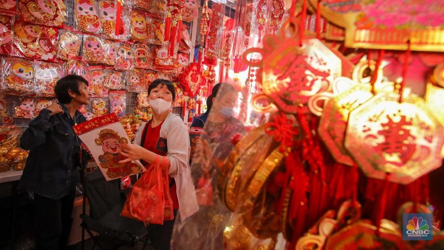 Calon pembeli melihat pernak pernik imlek yang dijual di kawasan Pecinan Glodok, Jakarta, Senin (20/1/2025). (CNBC Indonesia/Faisal Rahman)