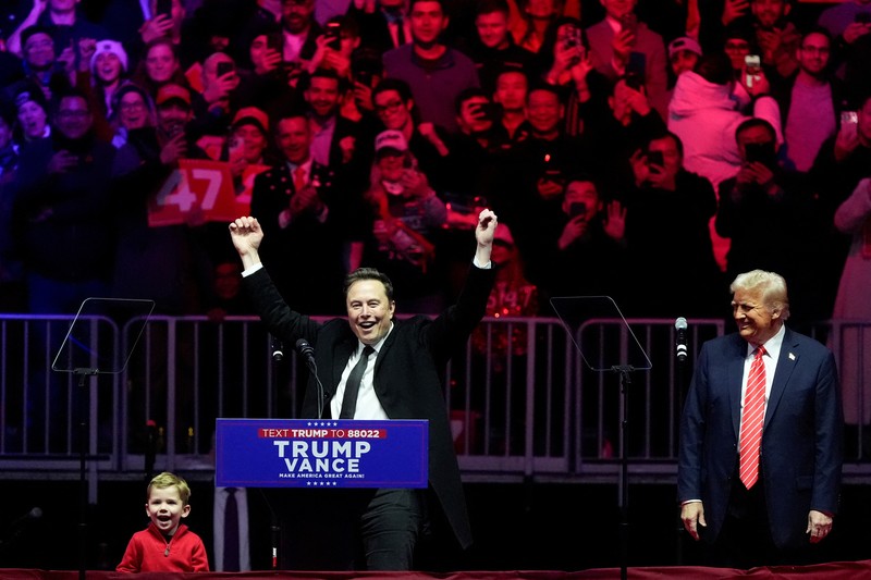 Presiden terpilih AS Donald Trump menyapa CEO Tesla dan pemilik X Elon Musk selama rapat umum sehari sebelum Trump dijadwalkan dilantik untuk masa jabatan kedua, di Washington, AS, 19 Januari 2025. (REUTERS/Brian Snyder)