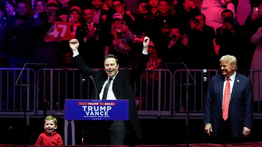 Presiden terpilih AS Donald Trump menyapa CEO Tesla dan pemilik X Elon Musk selama rapat umum sehari sebelum Trump dijadwalkan dilantik untuk masa jabatan kedua, di Washington, AS, 19 Januari 2025. (REUTERS/Brian Snyder)