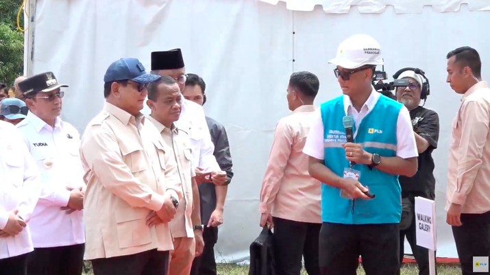 Direktur Utama PT PLN (Persero), Darmawan Prasodjo memberikan penjelasan proyek ketenagalistrikan di 18 Provinsi pada senin (20/1/2025). (Tangkapan Layar Youtube PT PLN (Persero))