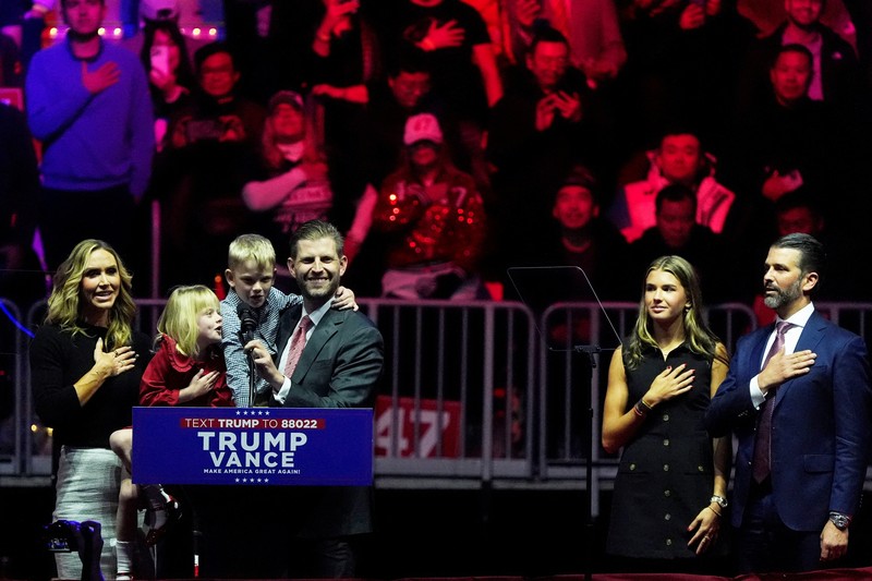 Presiden terpilih AS Donald Trump menyapa CEO Tesla dan pemilik X Elon Musk selama rapat umum sehari sebelum Trump dijadwalkan dilantik untuk masa jabatan kedua, di Washington, AS, 19 Januari 2025. (REUTERS/Brian Snyder)