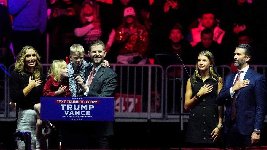 Presiden terpilih AS Donald Trump menyapa CEO Tesla dan pemilik X Elon Musk selama rapat umum sehari sebelum Trump dijadwalkan dilantik untuk masa jabatan kedua, di Washington, AS, 19 Januari 2025. (REUTERS/Brian Snyder)
