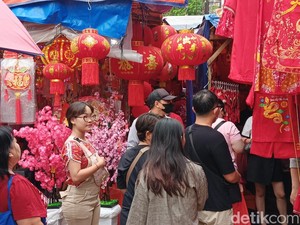 Aura-aura Imlek Sudah Mulai Terasa, Kios Pernak-pernik di Glodok Diserbu