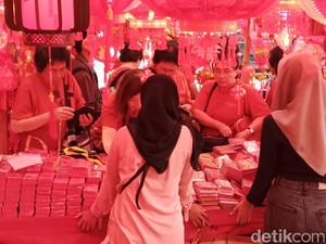Berapa Modal Buka Lapak Jual Pernak-pernik Imlek di Glodok?