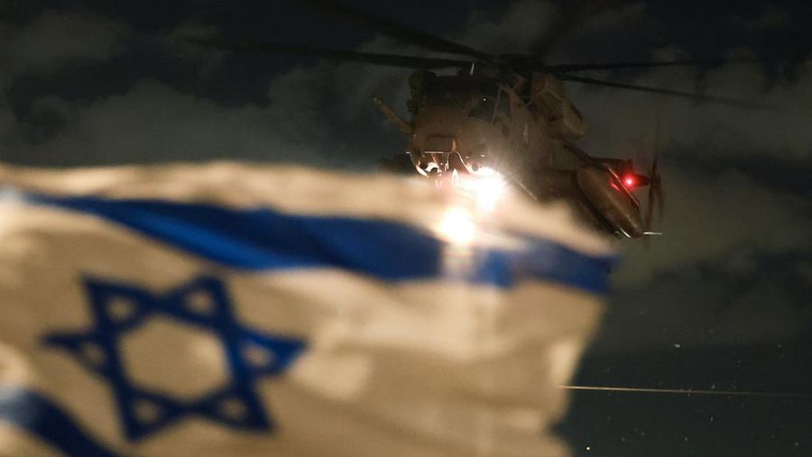 Militan Hamas Palestina berkumpul di sekitar kendaraan selama penyerahan sandera yang diculik selama serangan 7 Oktober 2023 di Israel oleh Hamas, kepada anggota Komite Palang Merah Internasional (ICRC) sebagai bagian dari gencatan senjata dan kesepakatan pertukaran sandera-tahanan antara Hamas dan Israel, di Kota Gaza, 19 Januari 2025. (REUTERS/Dawoud Abu Alkas)