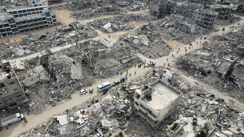 This drone photo shows displaced Palestinians returning to Rafah, a day after the ceasefire deal between Israel and Hamas came into effect, Gaza Strip, Monday, Jan. 20, 2025. (AP Photo/Jehad Alshrafi)