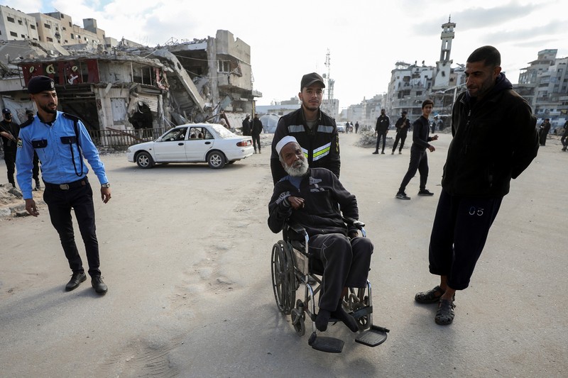 ISRAEL-PALESTINIANS/GAZA-CEASEFIRE-HAMAS-POLICE Palestinian Hamas policemen stand guard near the rubble after deploying in streets to maintain order, following a ceasefire between Israel and Hamas, in Gaza City, January 20, 2025. REUTERS/Dawoud Abu Alkas