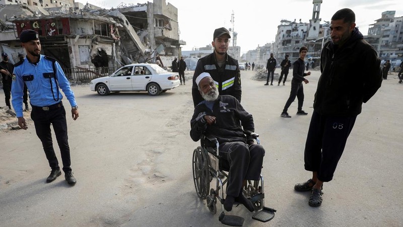 Palestinian Hamas policemen stand guard near the rubble after deploying in streets to maintain order, following a ceasefire between Israel and Hamas, in Gaza City, January 20, 2025. REUTERS/Dawoud Abu Alkas