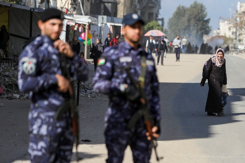 ISRAEL-PALESTINIANS/GAZA-CEASEFIRE-HAMAS-POLICE Palestinian Hamas policemen stand guard near the rubble after deploying in streets to maintain order, following a ceasefire between Israel and Hamas, in Gaza City, January 20, 2025. REUTERS/Dawoud Abu Alkas