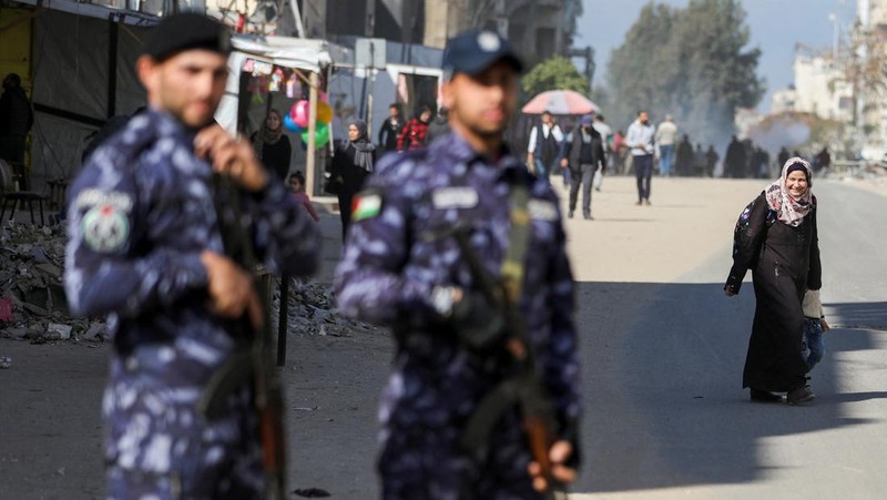 Palestinian Hamas policemen stand guard near the rubble after deploying in streets to maintain order, following a ceasefire between Israel and Hamas, in Gaza City, January 20, 2025. REUTERS/Dawoud Abu Alkas