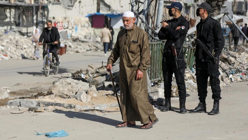 Palestinian Hamas policemen stand guard near the rubble after deploying in streets to maintain order, following a ceasefire between Israel and Hamas, in Gaza City, January 20, 2025. REUTERS/Dawoud Abu Alkas