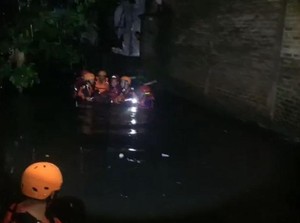 Nestapa Habel Niat Payungi Pengendara Naik Mobil Malah Tewas Hanyut di Got