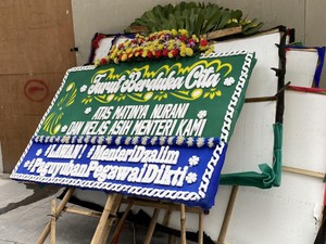 Karangan Bunga Sindir Menteri Satryo Sempat Mejeng di Kemendiktisaintek