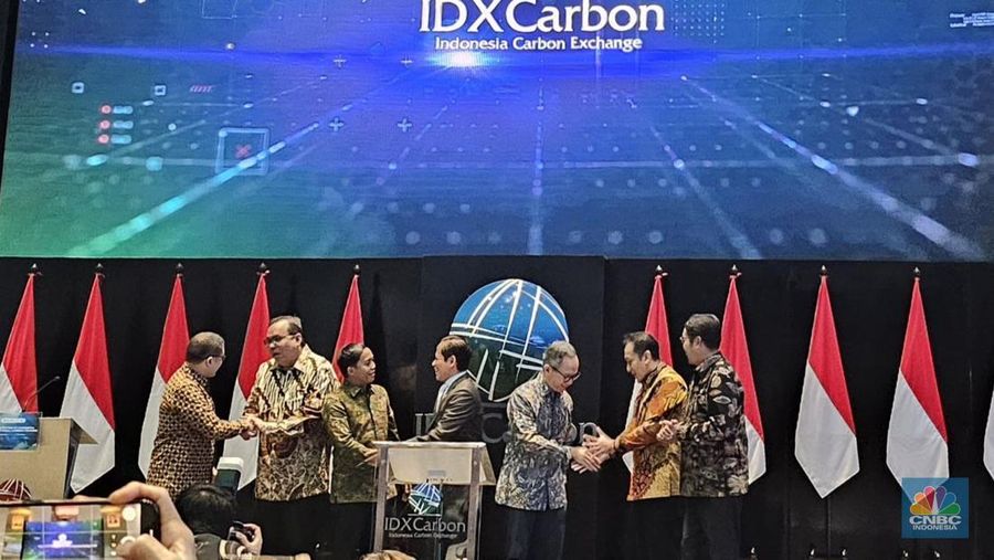 Kementerian bersama Otoritas Jasa Keuangan (OJK) & Bursa Efek Indonesia (BEI) meresmikan perdagangan karbon internasional perdana di Main Hall BEI, Jakarta, Senin, (20/1/2025). (²©²ÊÍøÕ¾/Mentari Puspadini)