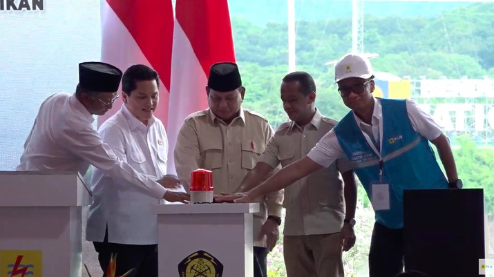 (Kiri-kanan) Menteri Pekerjaan Umum, Dody Hanggodo. Menteri BUMN, Erick Thohir, Presiden Prabowo Subianto, Menteri ESDM, Bahlil Lahadalia, dan Direktur Utama PT PLN (Persero), Darmawan Prasodjo dalam Peresmian Pembangkit Listrik, Transmisi, dan Gardu Induk di 18 Provinsi pada senin (20/1/2025). (Tangkapan Layar Youtube PT PLN (Persero))