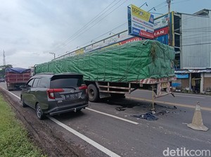 Pemotor Tewas Tabrak Truk Trailer Mogok 3 Hari di Tengah Jalan Wates