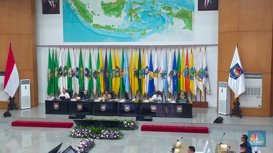 Mendagri Tito Karnavian memimpin Rapat Koordinasi Pengendalian Inflasi Tahun 2025 di Jakarta, Senin (20/1/2025). (²©²ÊÍøÕ¾/Martyasari Rizky)