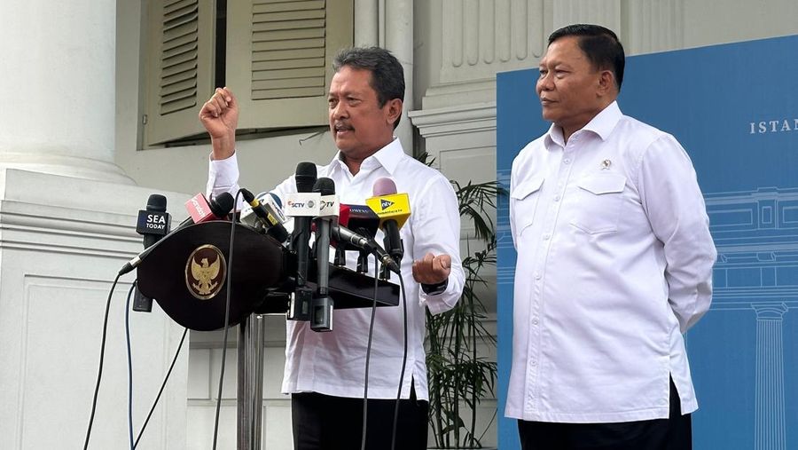 Menteri Kelautan dan Perikanan (KP) Sakti Wahyu Trenggono dan Wakil Menteri KP Didit Herdiawan memberikan laporan terkait isu pagar laut di di Tangerang dan Bekasi kepada Presiden Prabowo Subianto, Senin (20/1/2025). (²©²ÊÍøÕ¾/Emir Yanwardhana)