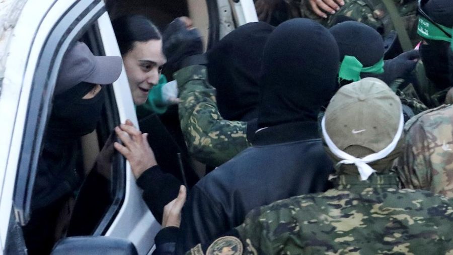 Militan Hamas Palestina berkumpul di sekitar kendaraan selama penyerahan sandera yang diculik selama serangan 7 Oktober 2023 di Israel oleh Hamas, kepada anggota Komite Palang Merah Internasional (ICRC) sebagai bagian dari gencatan senjata dan kesepakatan pertukaran sandera-tahanan antara Hamas dan Israel, di Kota Gaza, 19 Januari 2025. (REUTERS/Dawoud Abu Alkas)