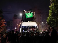 Potret Lautan Warga Gaza Sambut Kepulangan 90 Tawanan dari Israel