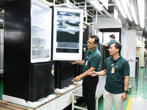 LG Produksi Perdana Kulkas Premium Bottom Freezer Ice Maker di Indonesia